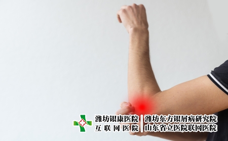 攝圖網(wǎng)_327078474_皮炎 濕疹 過(guò)敏 牛皮癬的概念 男人在他的手臂上抓癢 灰色工作室背景 男人肘部發(fā)癢的皮疹 復(fù)制空間皮膚癥狀刺激腫脹裁剪真皮藥品中（企業(yè)商用）